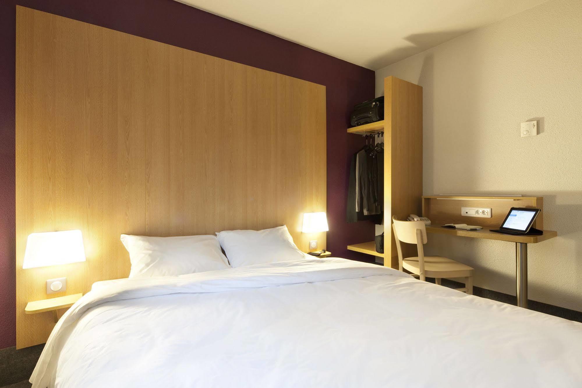 B&B Hotel Montlhery Linas Bagian luar foto