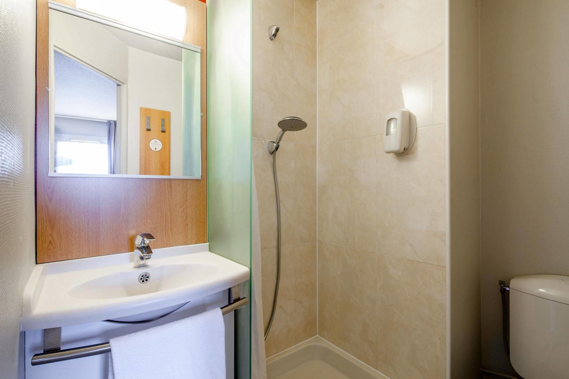 B&B Hotel Montlhery Linas Bagian luar foto