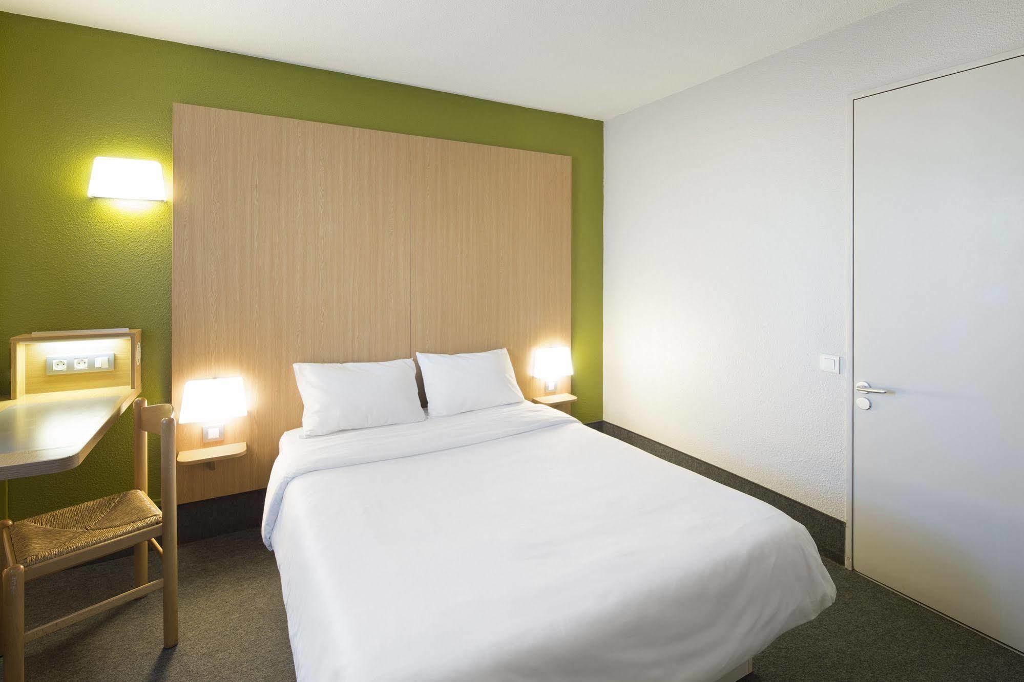B&B Hotel Montlhery Linas Bagian luar foto